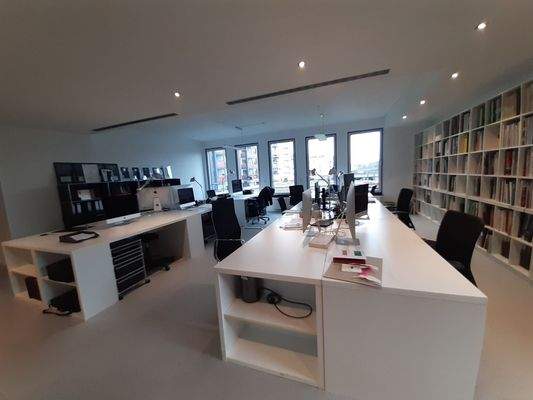 fester Schreibtisch im Open Space