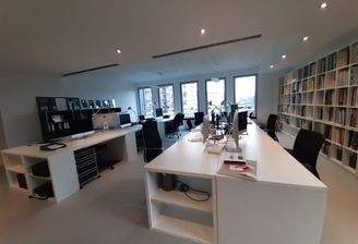 fester Schreibtisch im Open Space