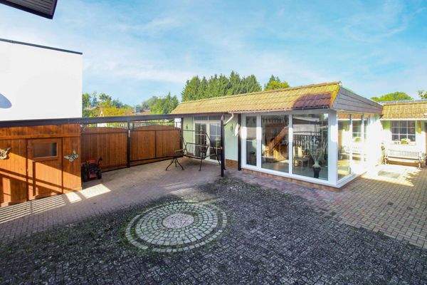 Terrasse und Nebengebäude