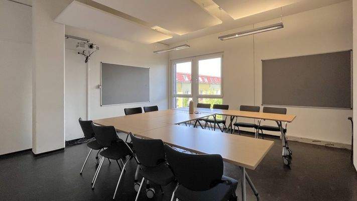Team-Büro, Schulungs- oder Seminarraum mit viel Platz für Konferenzen und Präsentationen