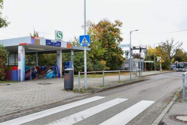 S-Bahn Station und Bus-Haltestelle Sommerrain