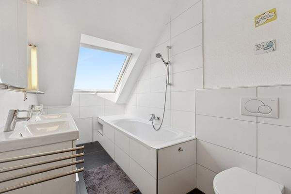 modernes Wannenbad im Dachgeschoss