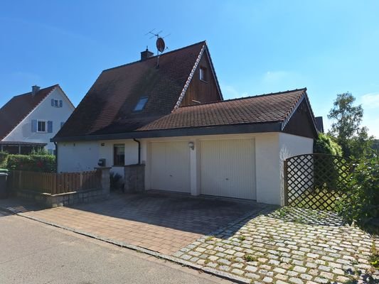 Haus mit Garage Gesamtansicht