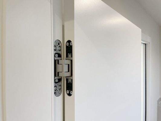 Innenliegende Türscharniere