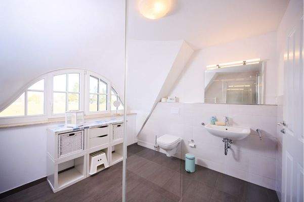 Weitere Eindrücke des großzügigen Duschbads im Dachgeschoss