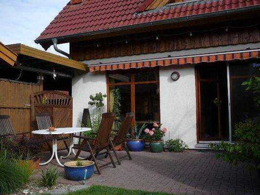 Gartenseite mit Terrasse