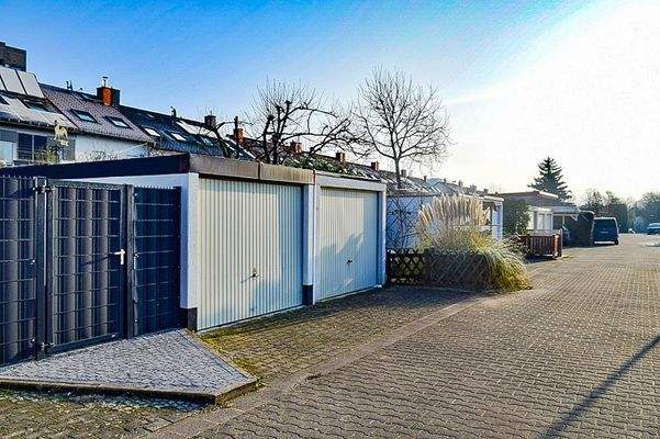 fremder Garagenhof im Umfeld