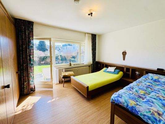 Schlafzimmer mit Zugang zur Terrasse im Untergeschoss