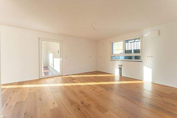 Küche mit Essbereich und Zugang zum Wintergarten