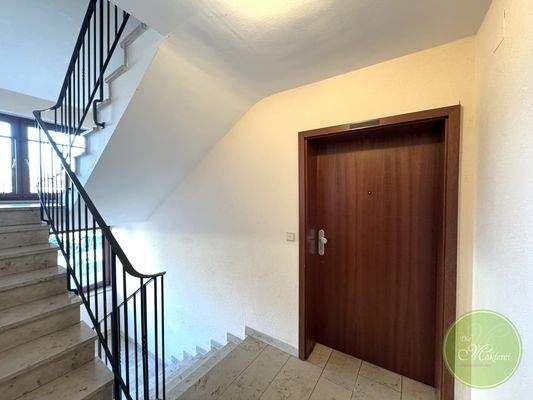 Gepflegtes Treppenhaus.