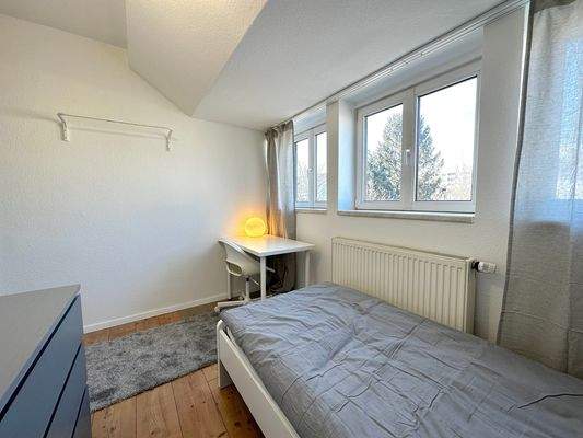 Helles WG-Zimmer mit Schreibtisch