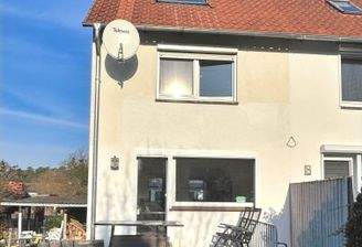 Ansicht vom Garten auf Haus und Terrasse