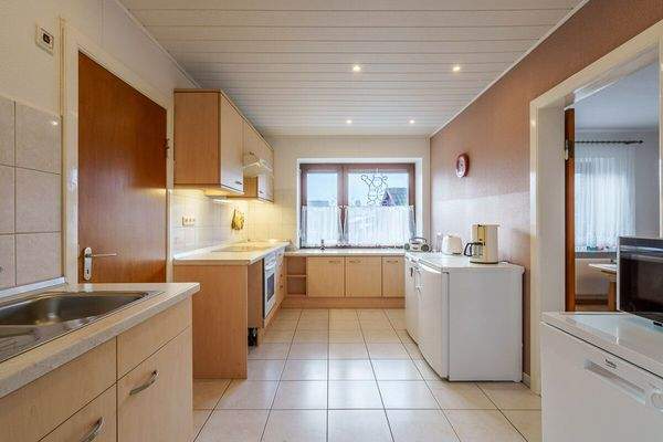 Große Küche Erdgeschoss mit Zugang zu Zimmer und H