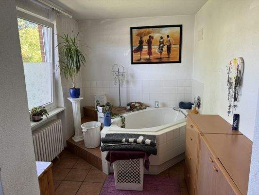 Badezimmer mit großer Eckbadewanne