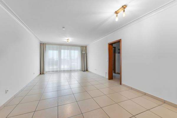 Wohnzimmer mit Balkonzugang