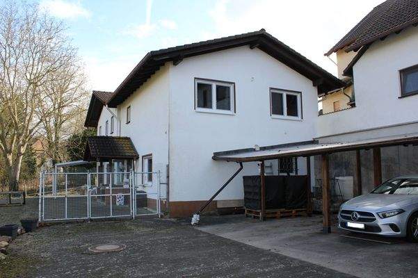 Gewerbe- und Nutzflächen hinter den Gebäuden