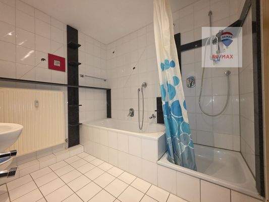 Bad mit Badewanne u. Dusche