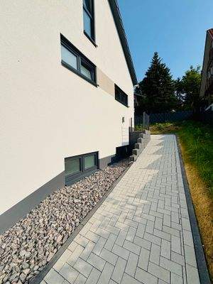 Zuweg Hauseingang und Parkplätze