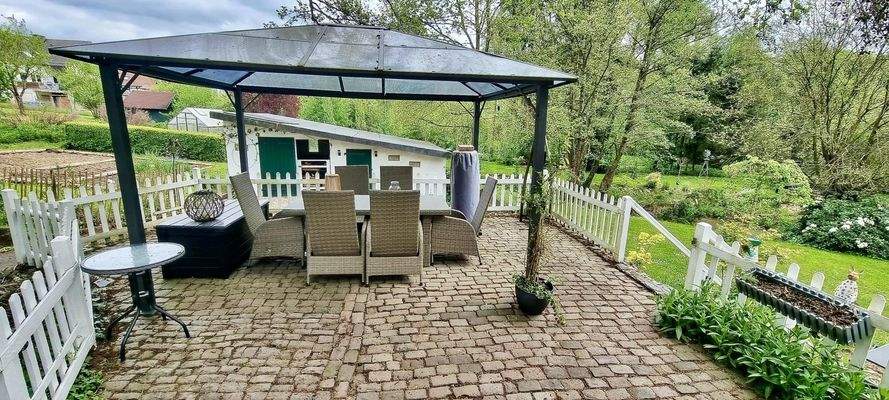 Sitzgruppe unter Pavillon