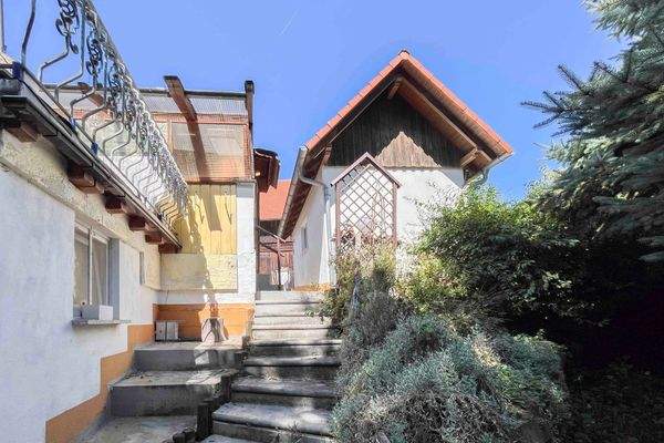 Aufgang hinterm Haus