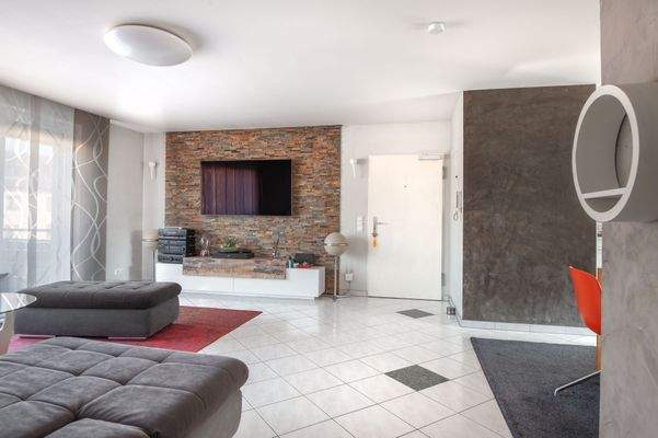 Wohnzimmer mit dekorativer Steinwand