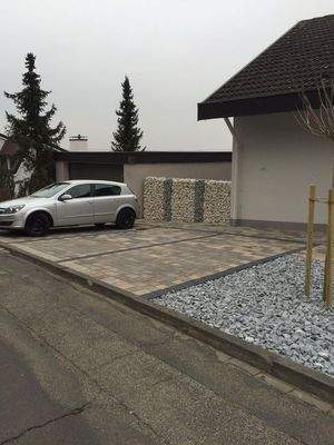 Stellplätze und Garage