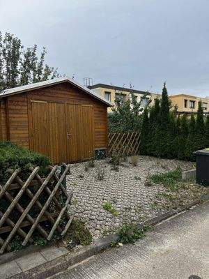 Garage mit Zufahrt Gartenseite