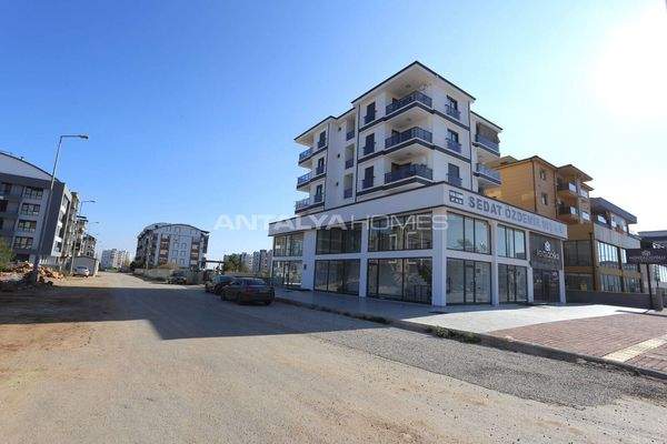 Flat in a Complex with Pool Near Antalya City Hospital in Kepez