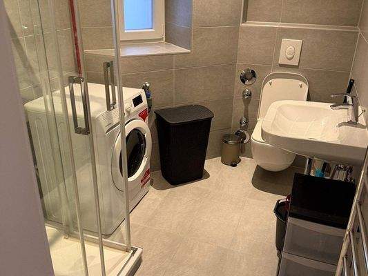 Badezimmer mit Waschtrockner