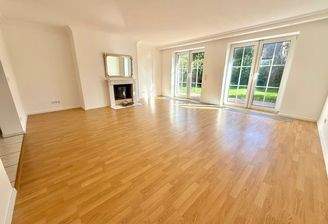 lichtdurchflutetes Wohnzimmer