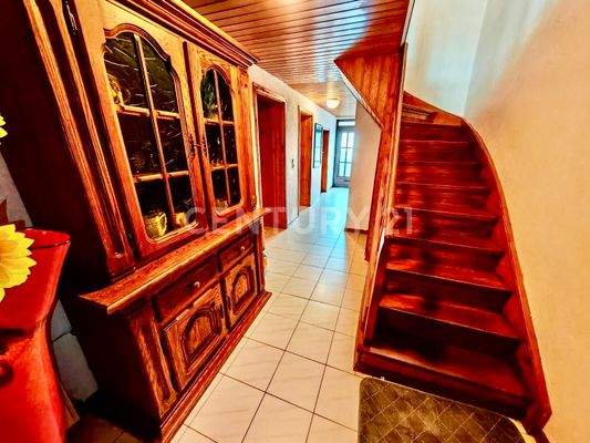 Treppenhaus mit toller Holztreppe