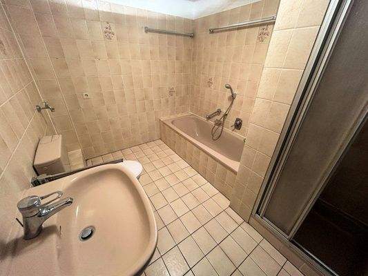 Bad mit Wanne   Dusche