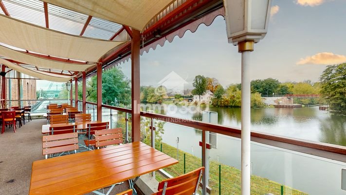 große Terrasse zum Wasser