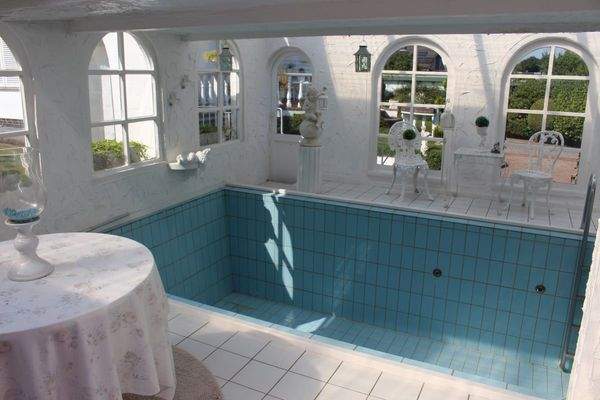 überdachter Pool angrenzend an Nebengeb.