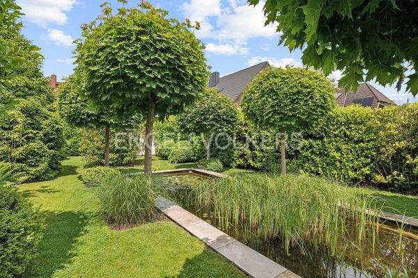 rückwärtiger Garten mit Teich