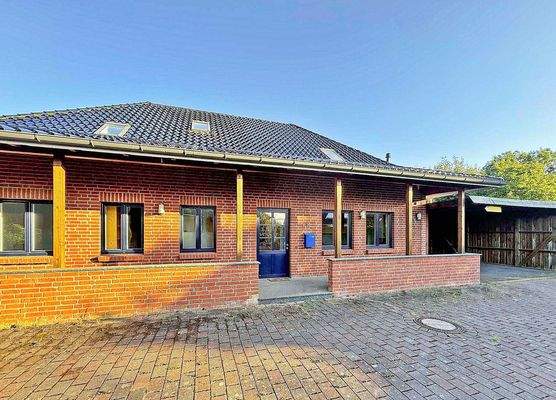 Vorderansicht mit Carport