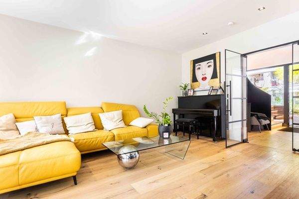 Blick vom Wohnbereich in den Eingangsbereich