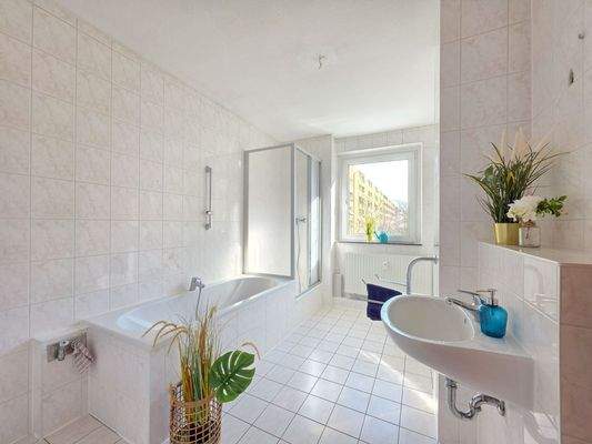 Bad mit Dusche und Wanne