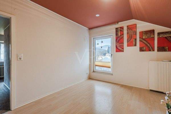 Schlafzimmer mit angrenzender Ankleide im OG