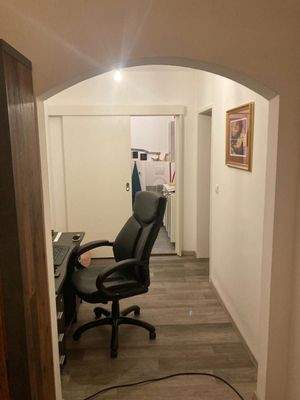 Flur mit Blick ins Bad