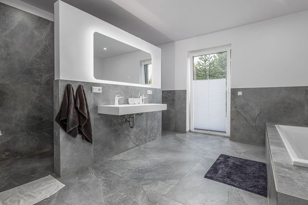 Badezimmer mit Dusche und Badewanne (OG)