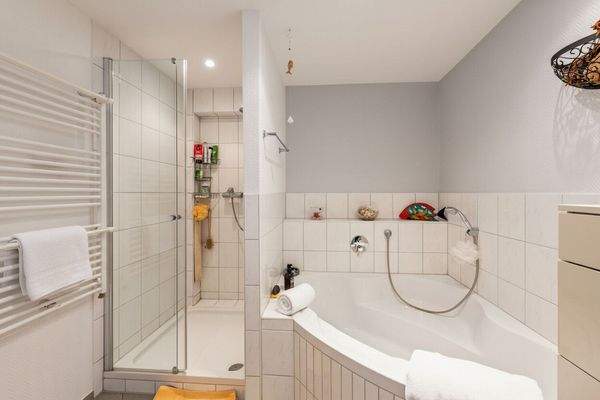 Tageslichtbad mit Badewanne und Dusche