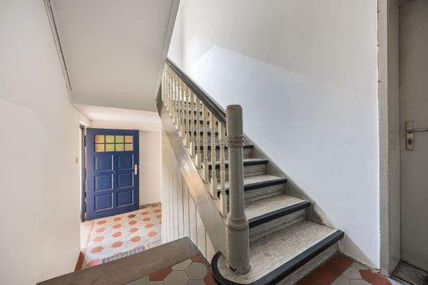 Stilvoll und gepflegt | Treppenhaus mit klassischer Holztreppe