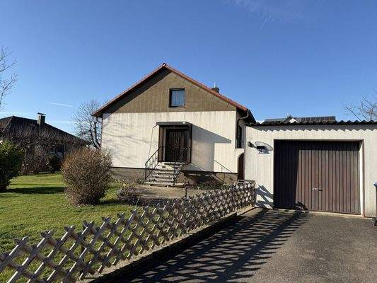 Außenansicht mit Garage