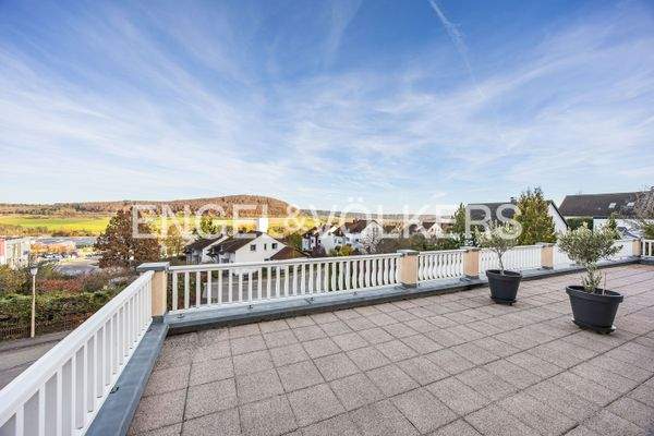Großzügige Terrasse mit herrlichem Blick ins Grüne