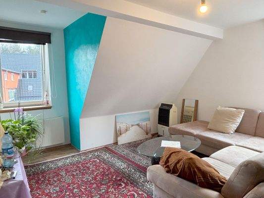 helles Wohnzimmer im DG