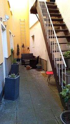 Innenhof mit Aufgang zum Nebengebäude