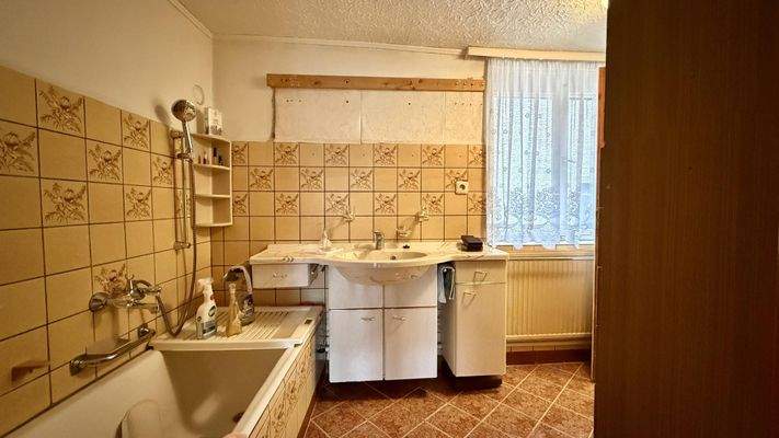 Bad mit Wanne und Dusche