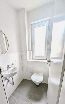 Separates WC mit Waschtisch