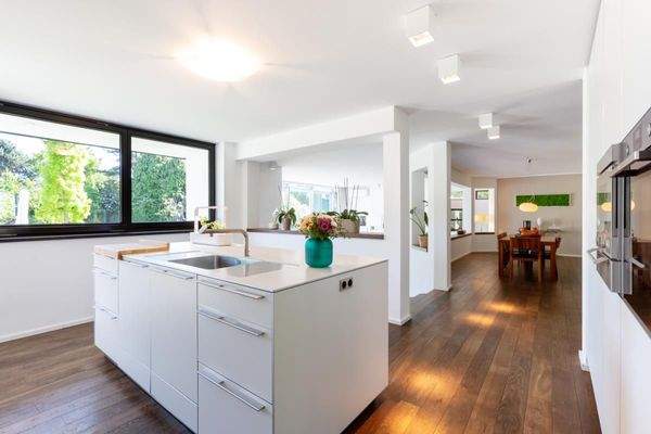 Die helle offene Küche